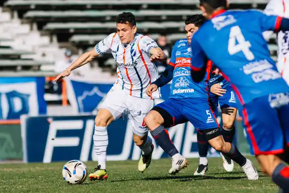 Diezmado por las lesiones, Alvarado juega un duelo vital por la permanencia