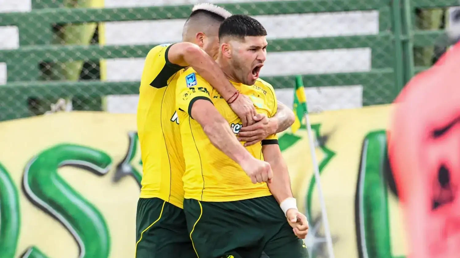Defensa festejó en Varela.