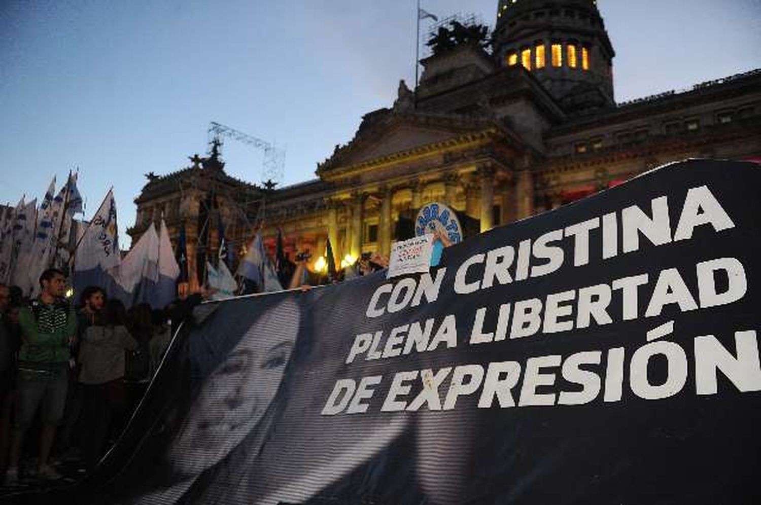 Ley de Medios: Funcionarios y militantes celebraron el fallo de la Corte frente al Congreso