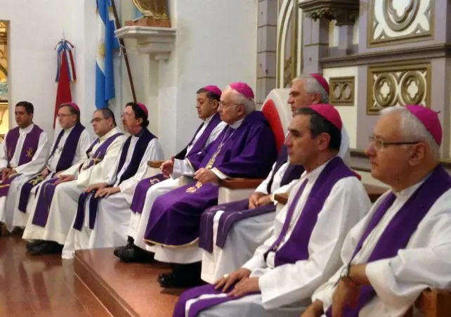 ¿El Estado debe pagar los sueldos de obispos y sacerdotes?