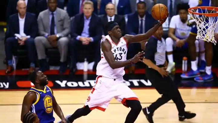 En la serie por el título, Toronto sacó ventaja