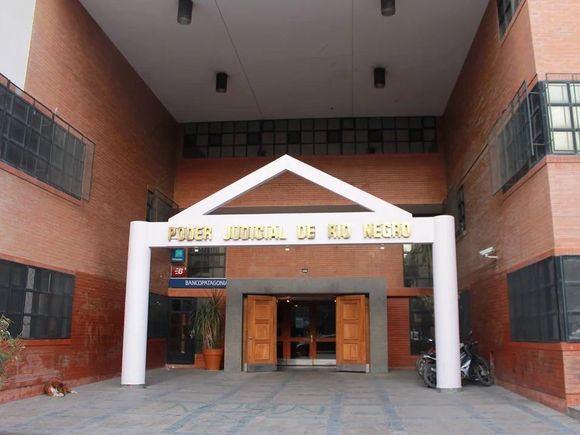 Una empleada judicial fue echada tras acumular 400 días de licencia y trabajar en tres lugares al mismo tiempo