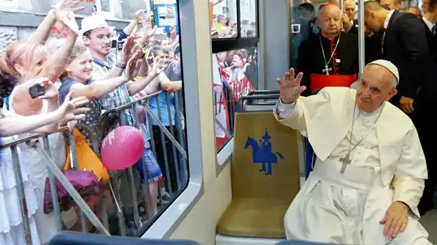 El papa se subió al tranvía de Cracovia para asistir a un acto