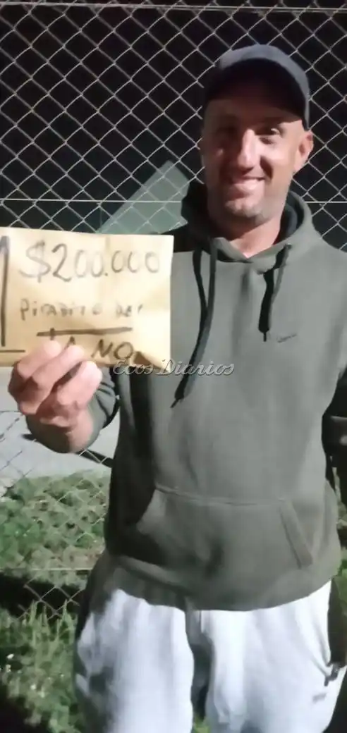Cristian Linch con su sobre del primer puesto