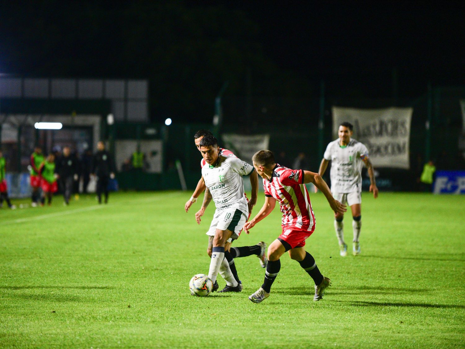 Matías Jaime compartirá el eje del mediocampo con Jeremías Giménez.
