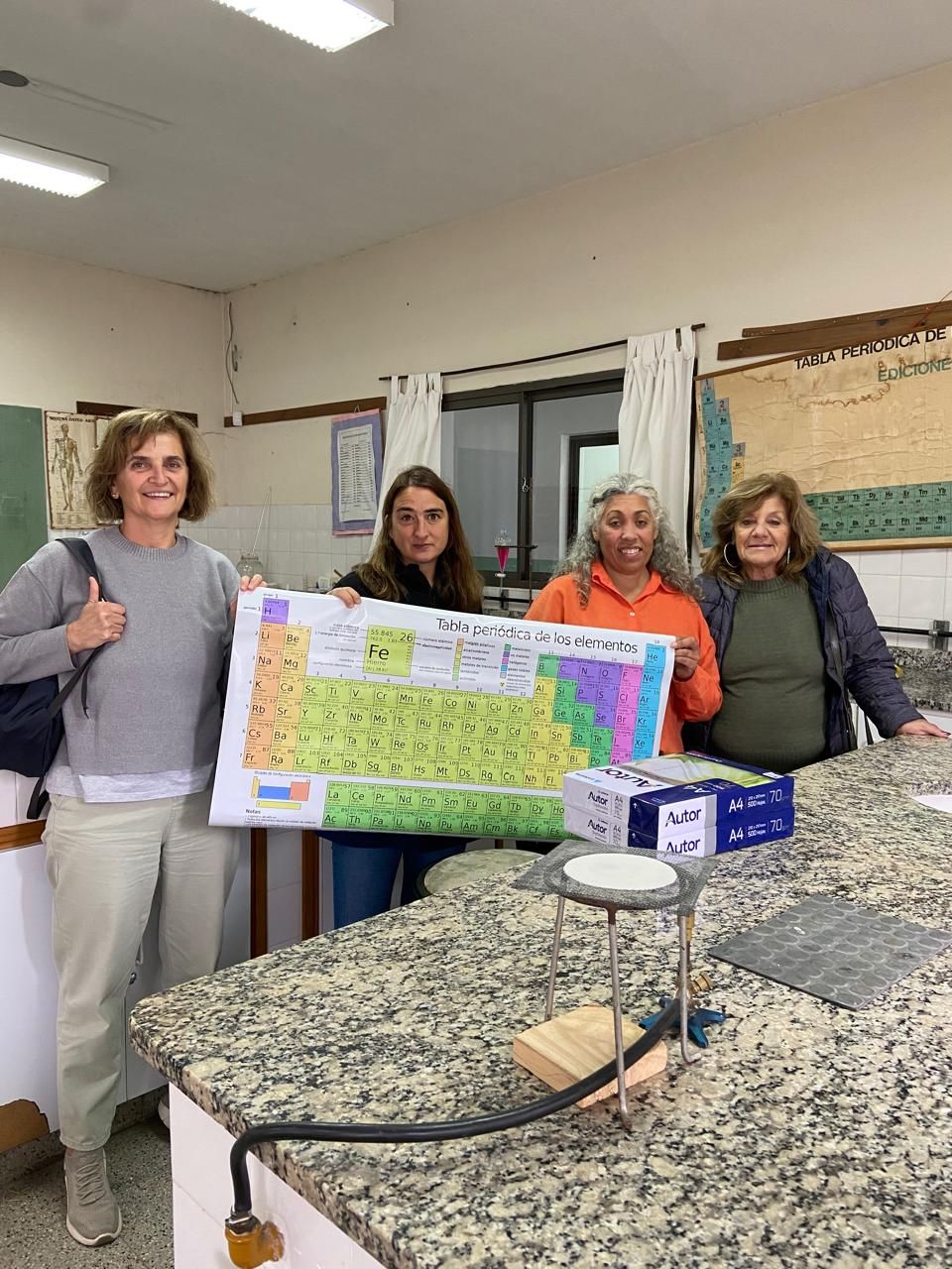 El Rotary Club Tres Arroyos entregó una tabla periódica y otros elementos