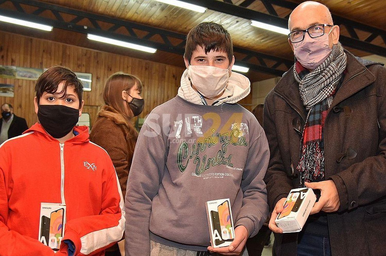 Inició la entrega de celulares y becas de conectividad para estudiantes de la ruralidad