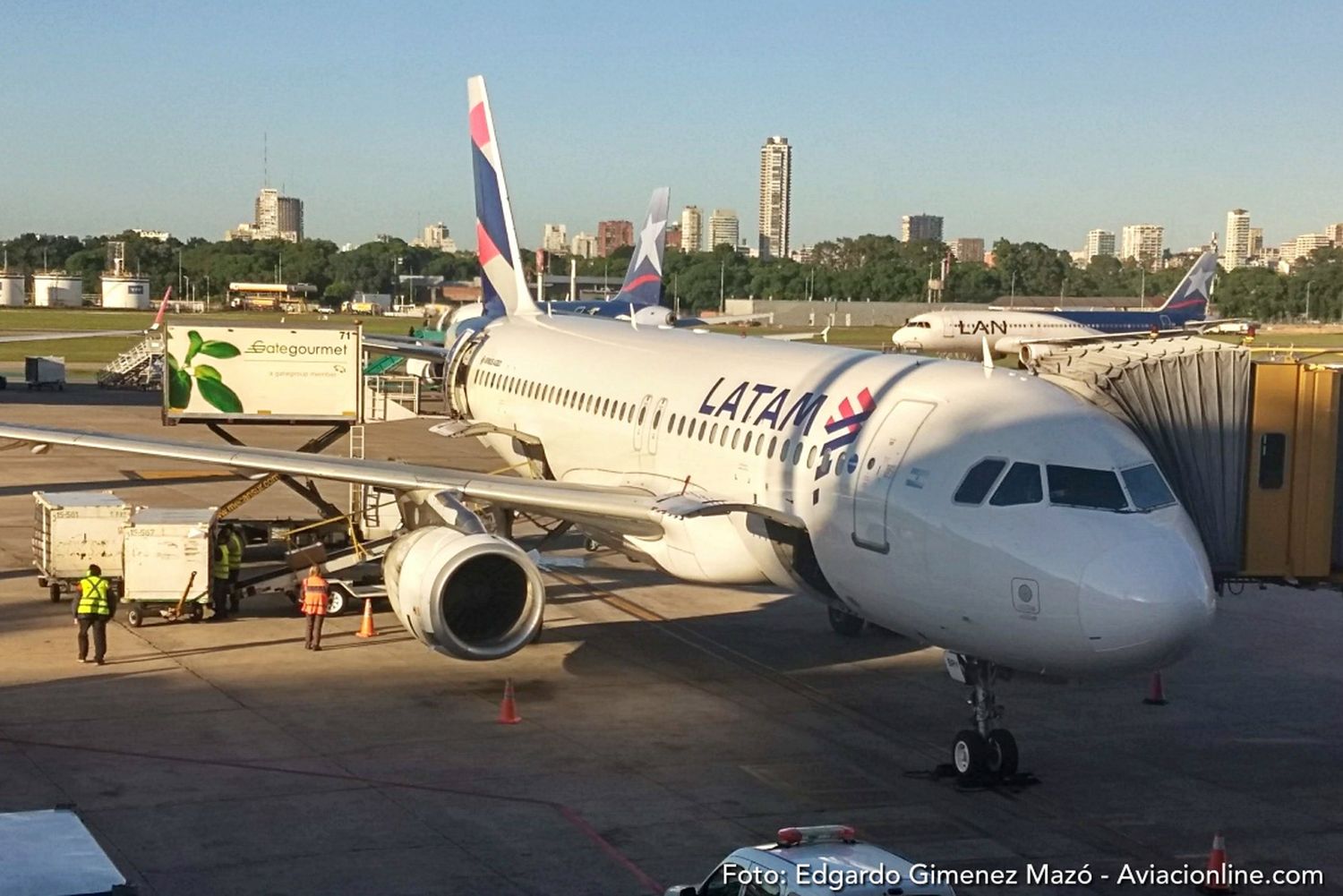 LATAM retomó sus vuelos regulares al Aeroparque Jorge Newbery y hubo protestas de trabajadores de la ex filial argentina