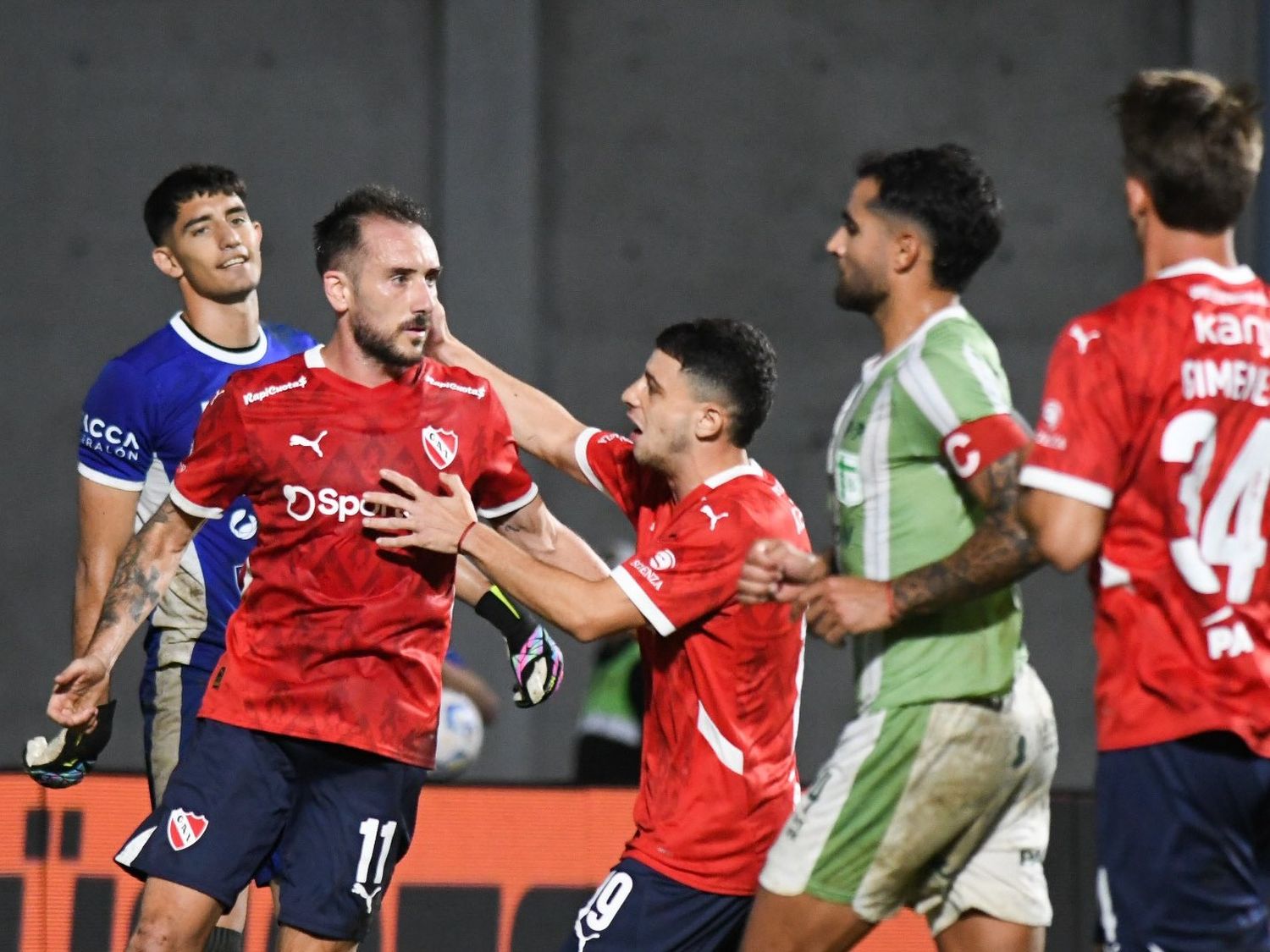 Mancuello convierte el segundo gol de Independiente.