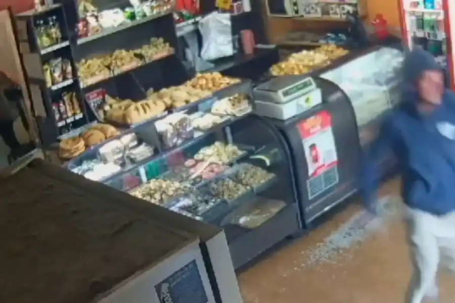 Se “plantó”: sacó corriendo a dos ladrones de la panadería amenazándolos con un chuchillo