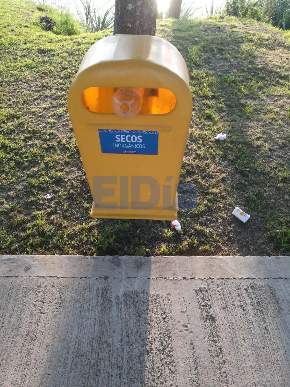 Vecinos denuncian que "se roban los fondos de los cestos de residuos"