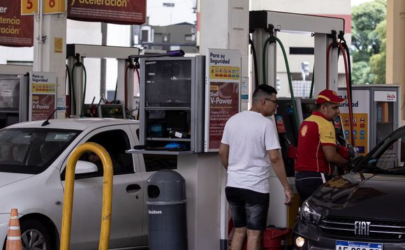 El Gobierno dispuso que las estaciones de servicio que cobren tasas municipales deberán informarlo en los surtidores