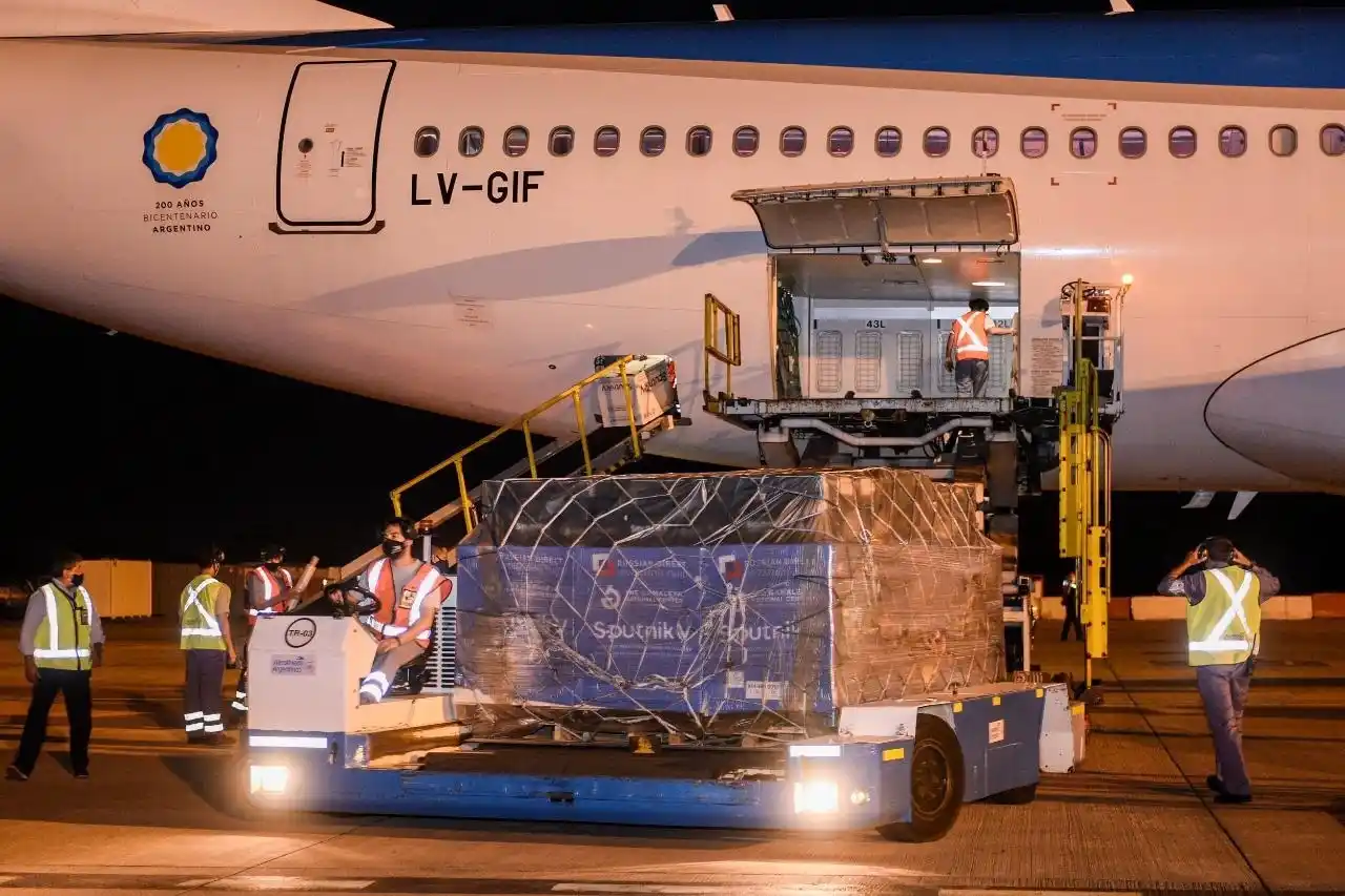  Llegó el primero de los dos vuelos que traen vacunas desde Moscú