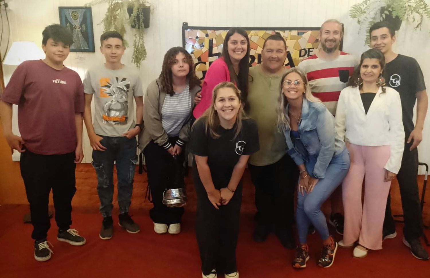 Participantes de la muestra junto a al propietario de la "Guarida".