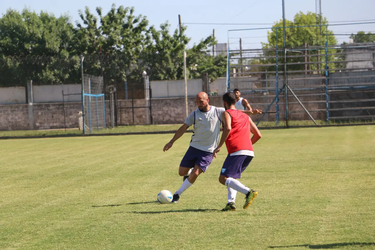 Juventud hizo fútbol en La Vía y el viernes viajará rumbo a Cipilletti