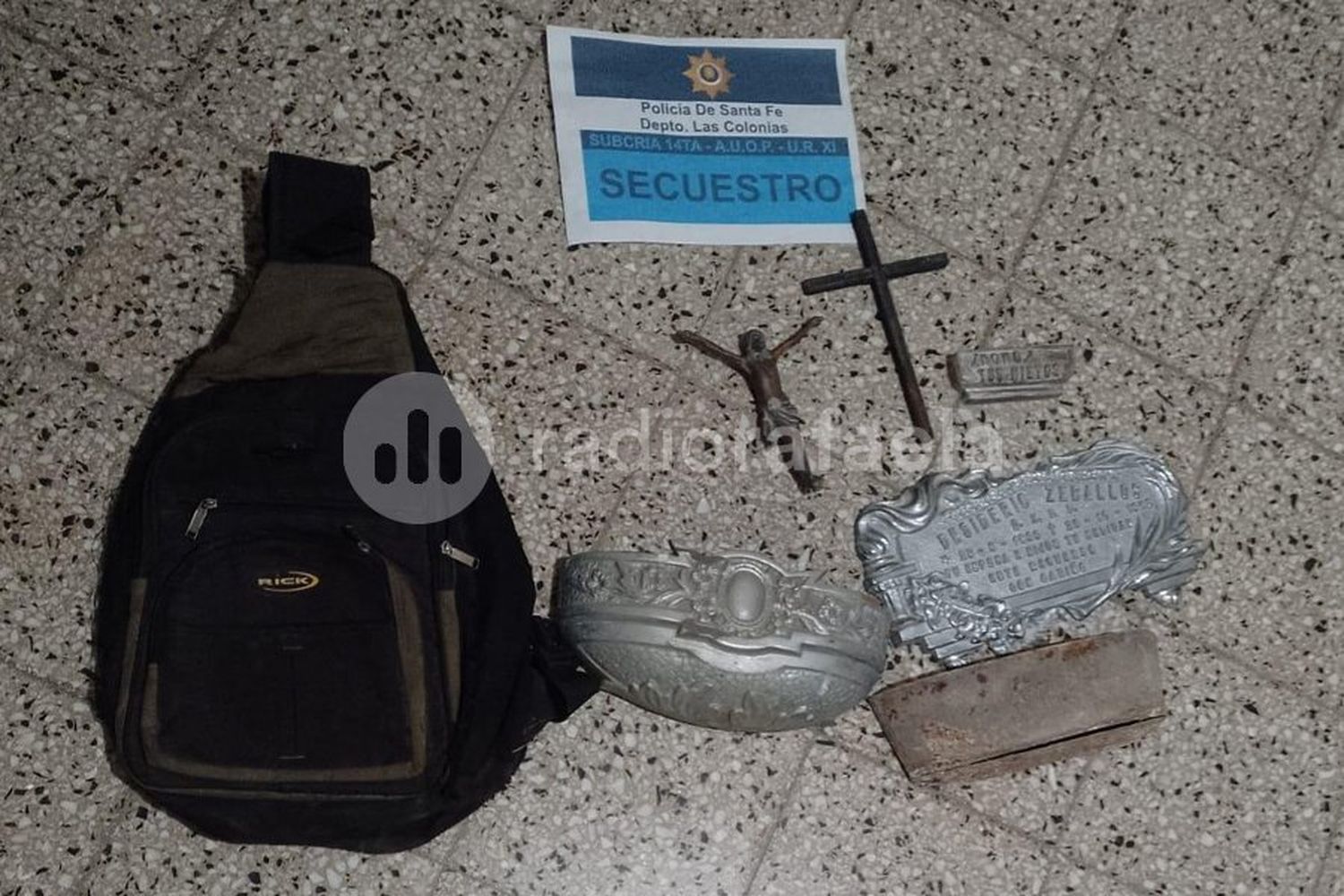 Intentó esconderse de la policía, pero lo atraparon: en la mochila tenía cruces y floreros de bronce