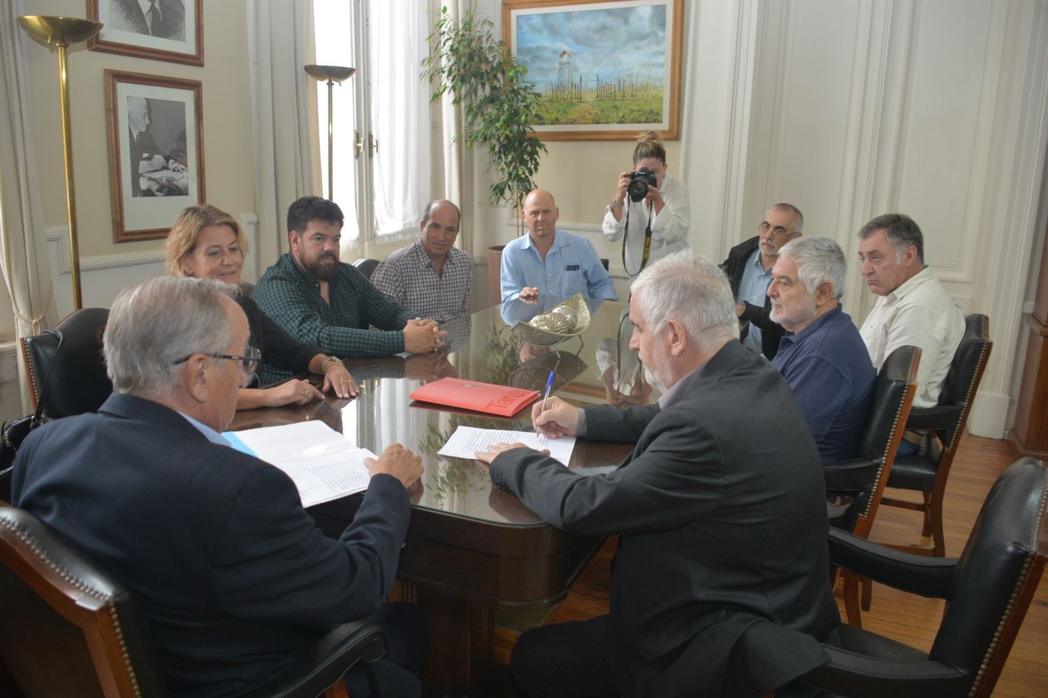 “Seguimos tendiendo puentes entre los distintos niveles del estado que nos permitan impulsar las actividades productivas”, resaltó el intendente.