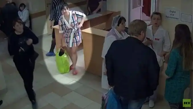 Una mujer se llevó un bebé recién nacido en una bolsa de un hospital