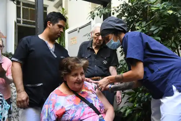 La Provincia continúa con el operativo de vacunación contra el COVID en los geriátricos