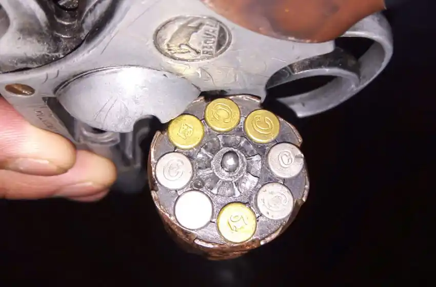 Una pareja fue detenida en El Progreso por resistirse a la autoridad y portar armas