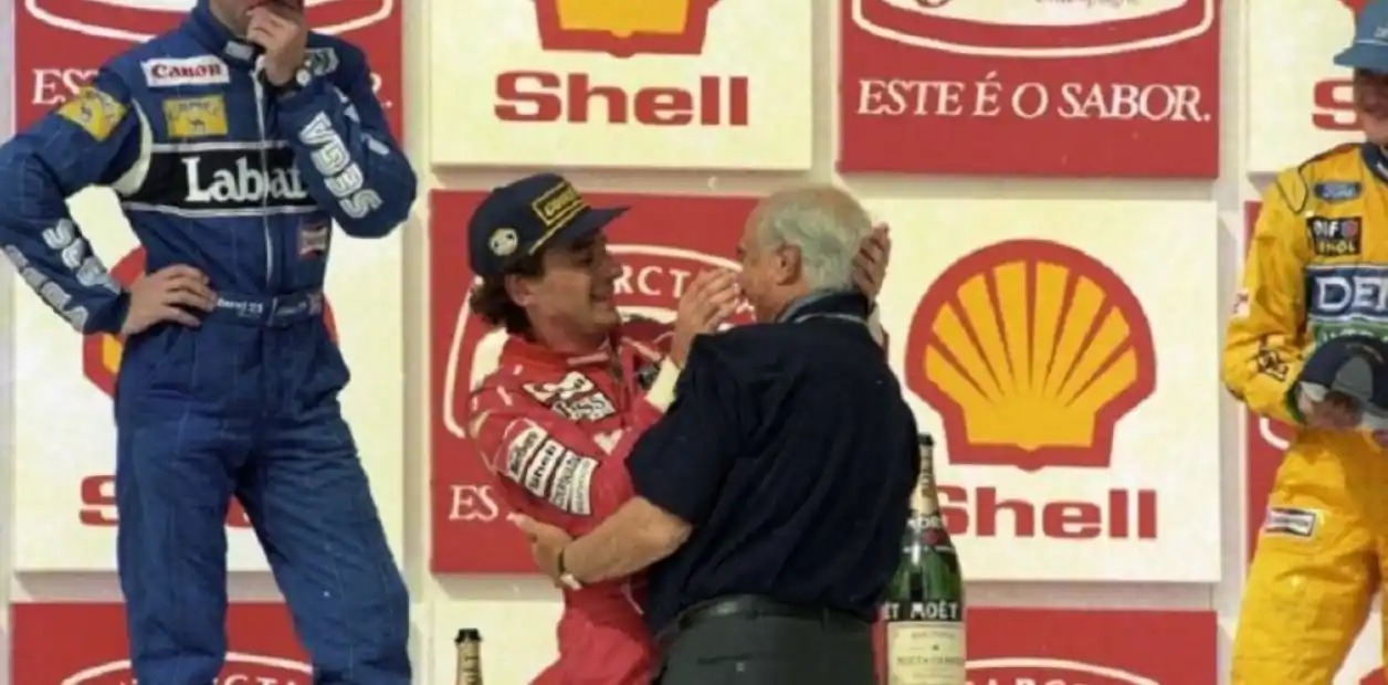Fangio se encargó de premiar a Senna en el año 1993 en Brasil.