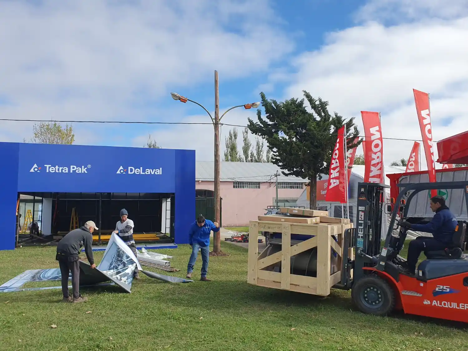 En el predio los expositores están armando los stands para dejar todo listo para el próximo martes