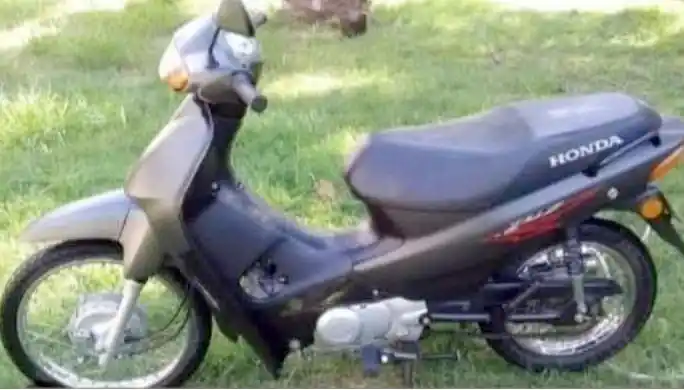 Una moto Honda modelo C105 Biz, tiene pedido de secuestro