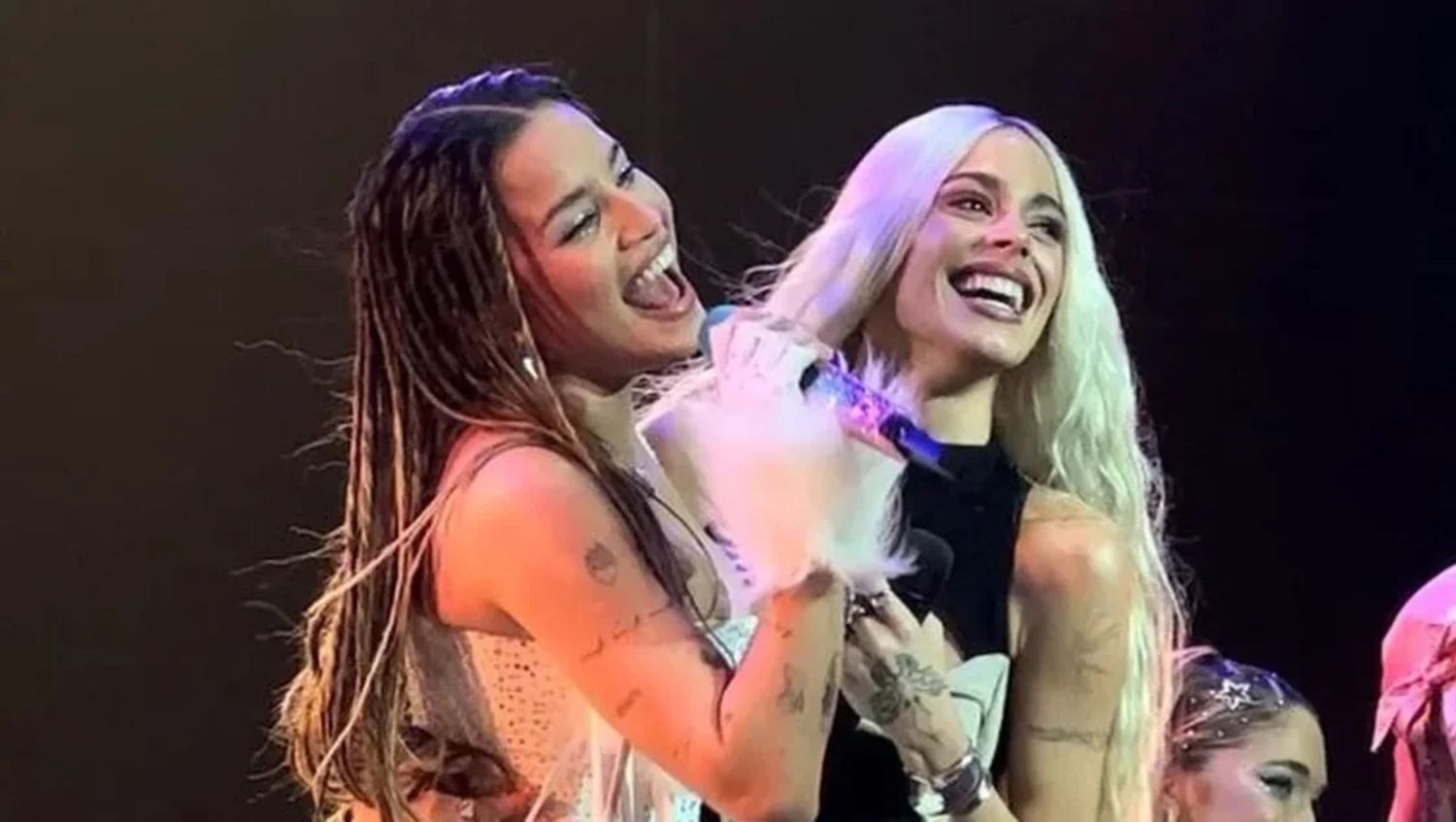 Emilia Mernes invitó a Tini Stossel al escenario.