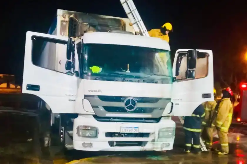 Arrojaron una botella con nafta e incendiaron un camión en una planta frigorífica