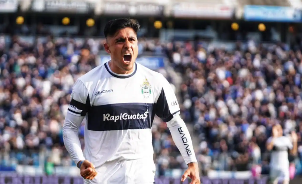 Tarragona se acerca a Colo Colo.