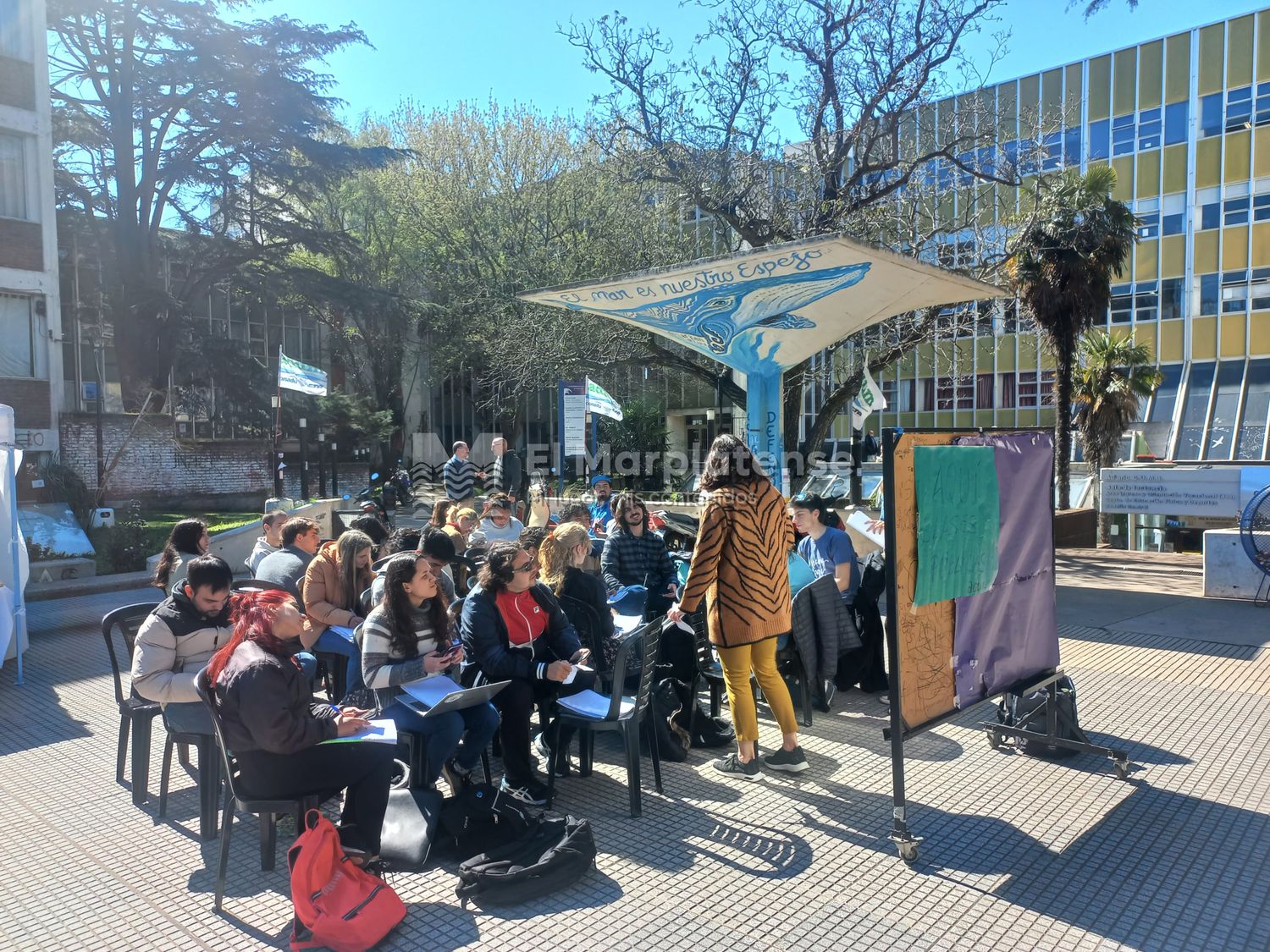 El sector realiza una jornada de clases públicas en contra del veto presidencial.
