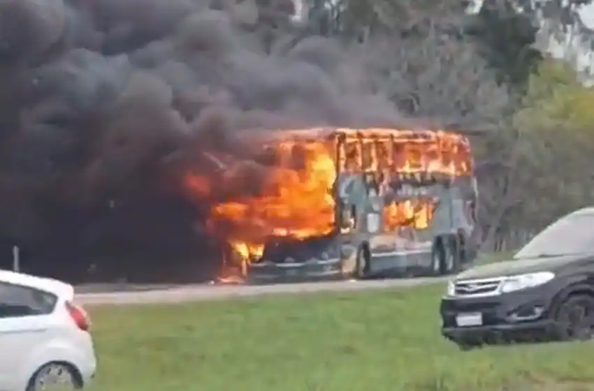 Se incendió un micro en plena Autovía 2, que volvía a la ciudad desde La Salada