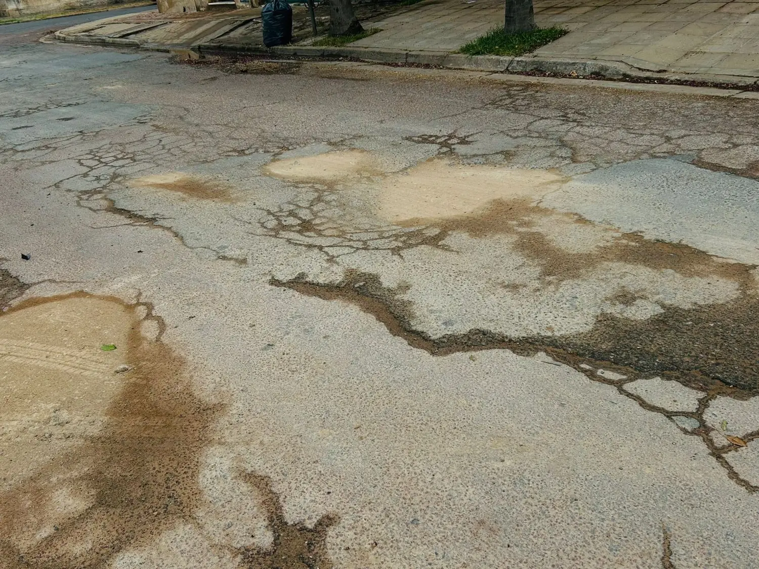 Ituzaingó al 1200, una de las cuadras con baches tapados con tosca.
