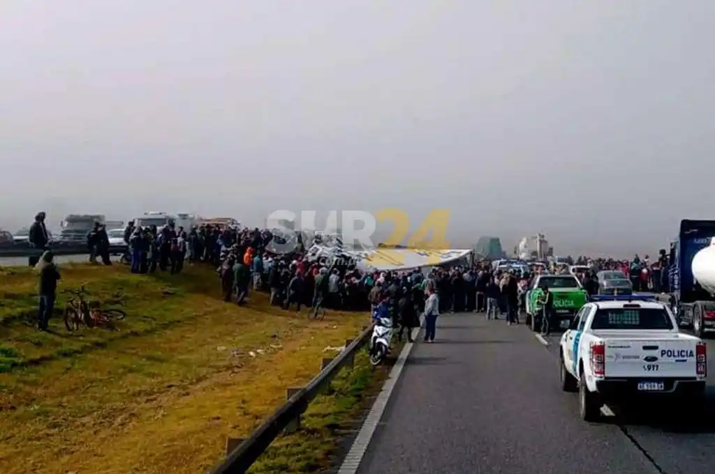 Volcó un camión cerca de San Pedro y  vecinos saquearon la mercadería
