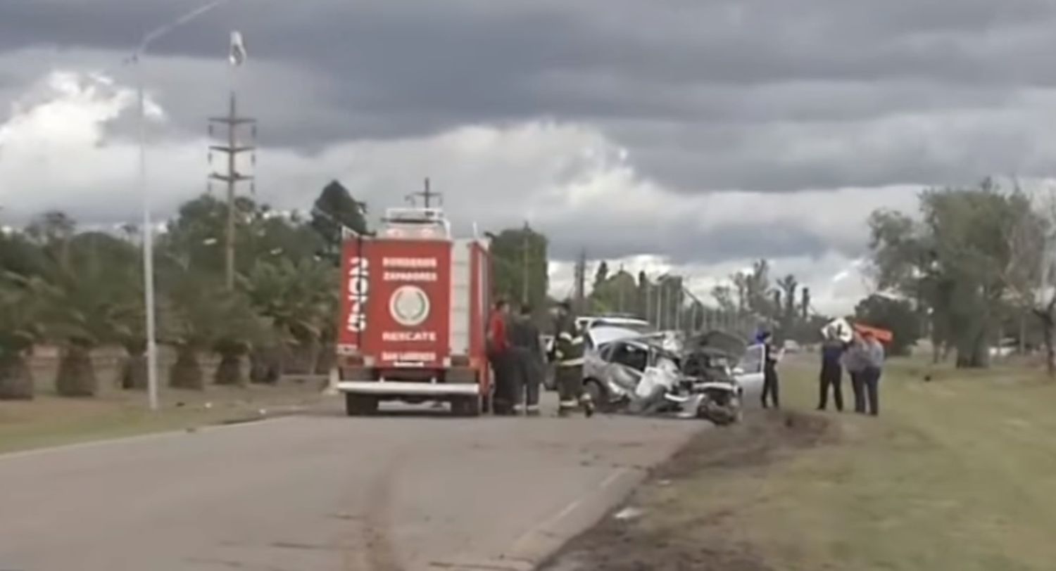 Una mujer policía murió luego de chocar con un camión