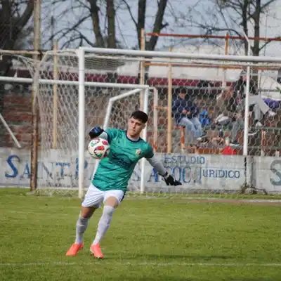 Miguel Lemos, el muro del campeón: valla menos vencida y figura en la consagración de Juventud Urdinarrain