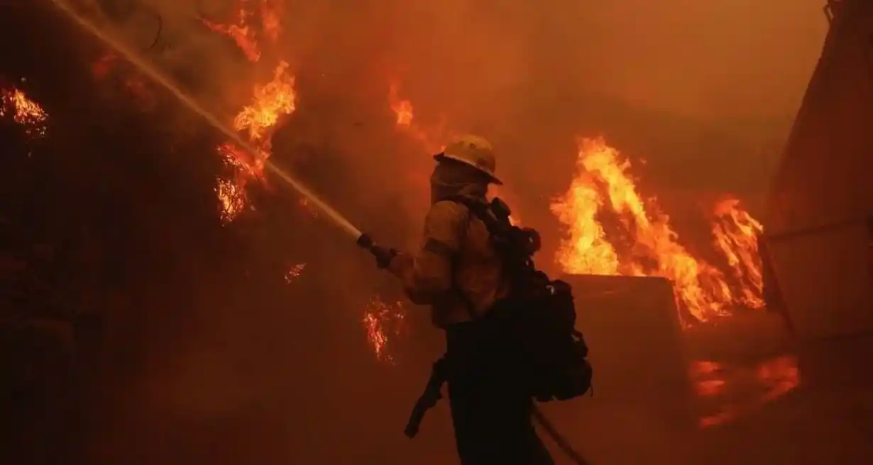 Los incendios se desataron debido a una mezcla de condiciones de sequedad y vientos fuertes.