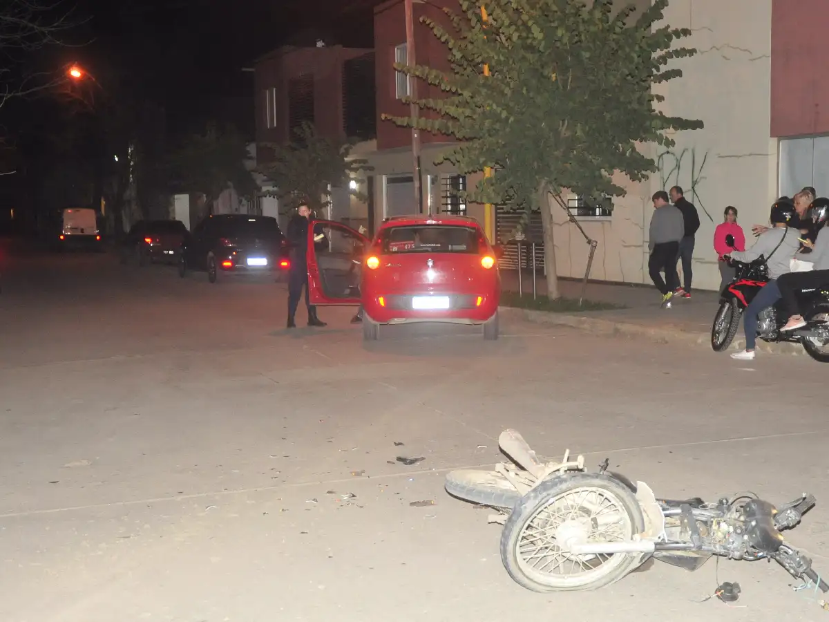 Motociclista herido al chocar con un remis