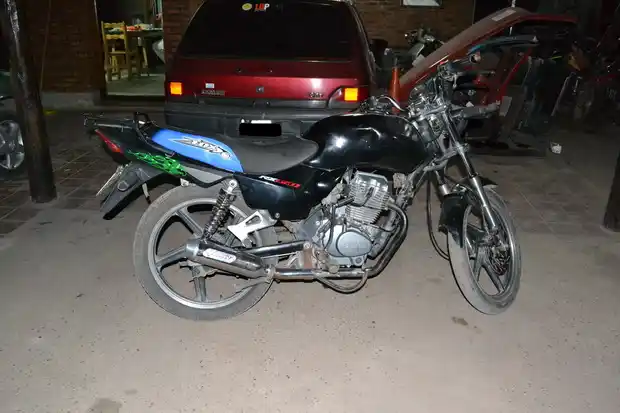 Padre e hijo robaron una moto, pero se los detuvo poco después