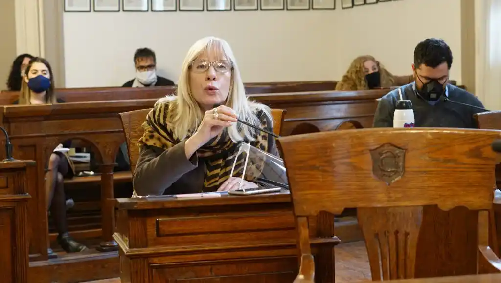 Con el compromiso de regular el concurso, el Concejo ratificó a la magistrada de Faltas