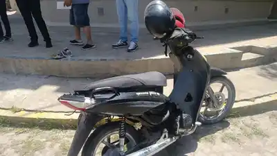 Dos adultos mayores sufrieron fracturas tras chocar en moto con un remis