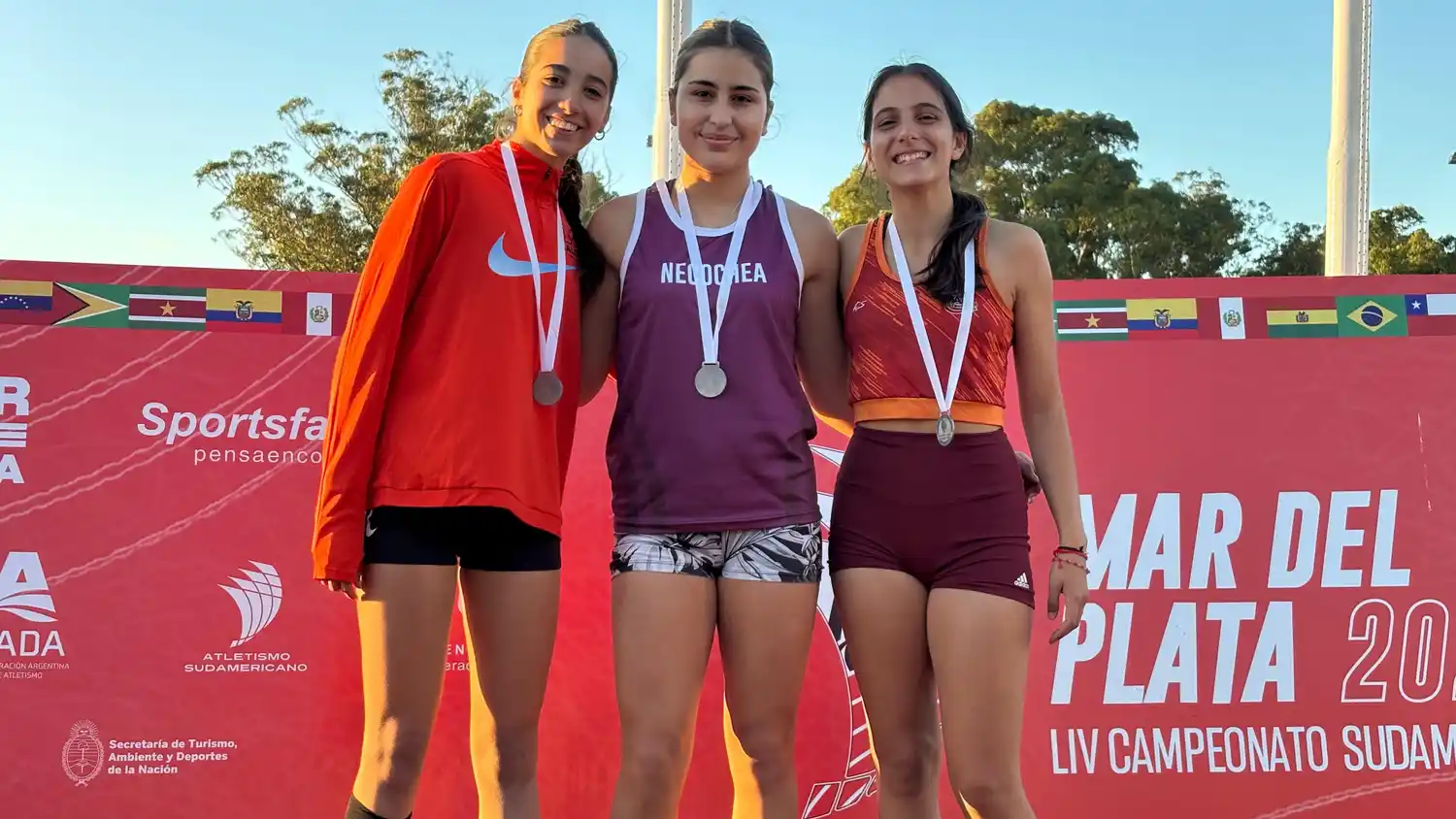 Rosario Coronel (en el centro). Campeona provincial en triple salto