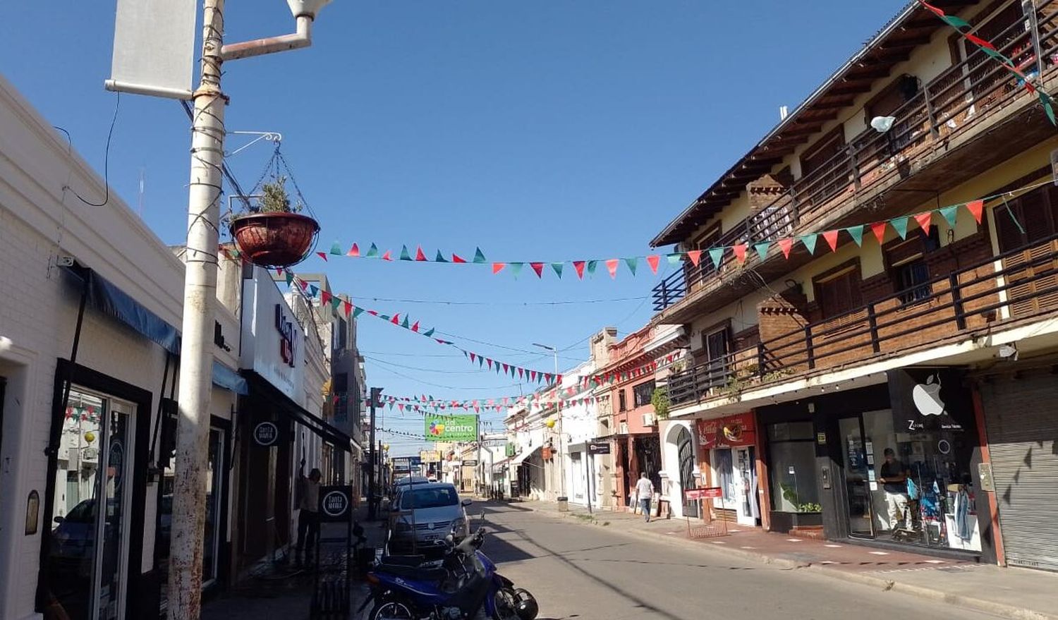 Espíritu navideño entre comerciantes: colocaron banderines y decoran los frentes