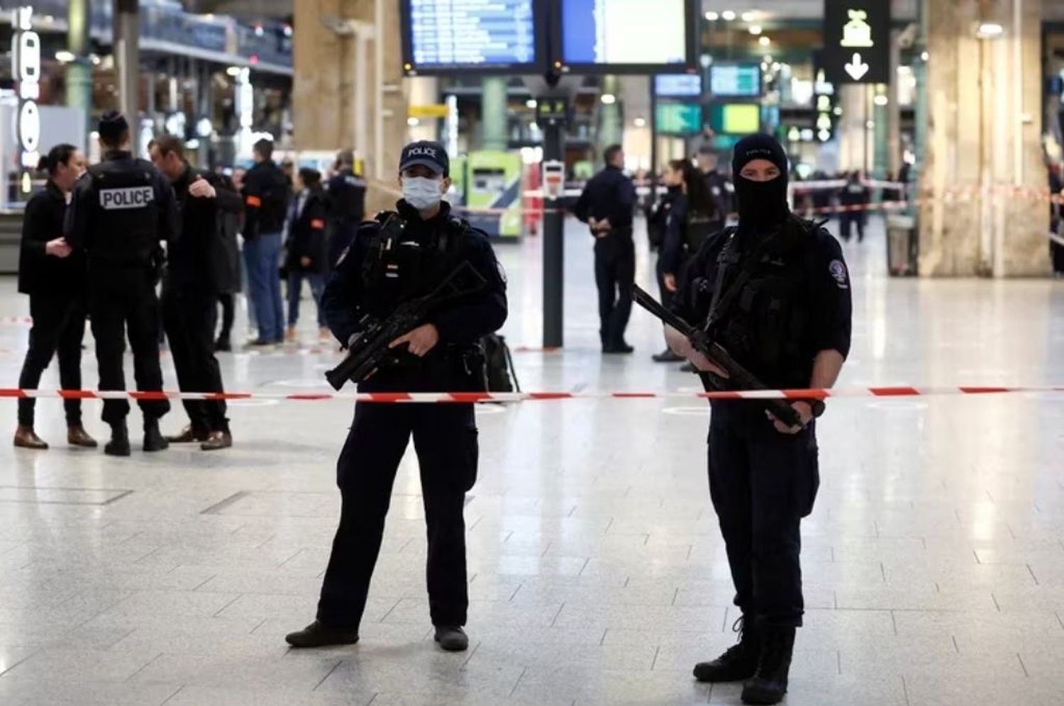 Brutal ataque en una estación de trenes de París: al menos seis heridos