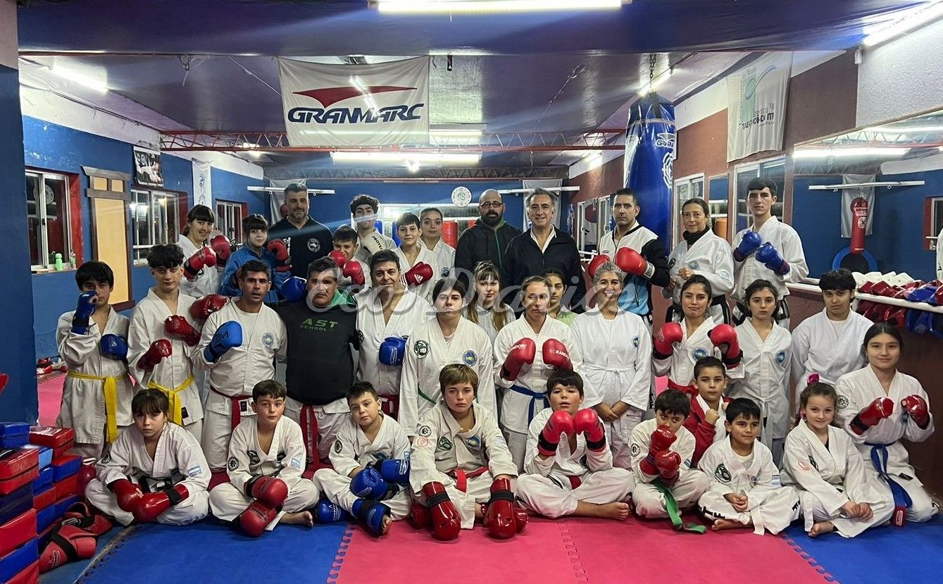 La delegación local, junto a Carlos Correa y el Maestro Alejandro Yapuncic