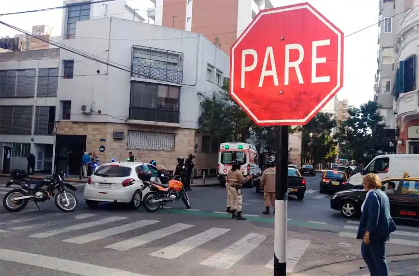 Susto en el centro por el choque de una moto y un auto