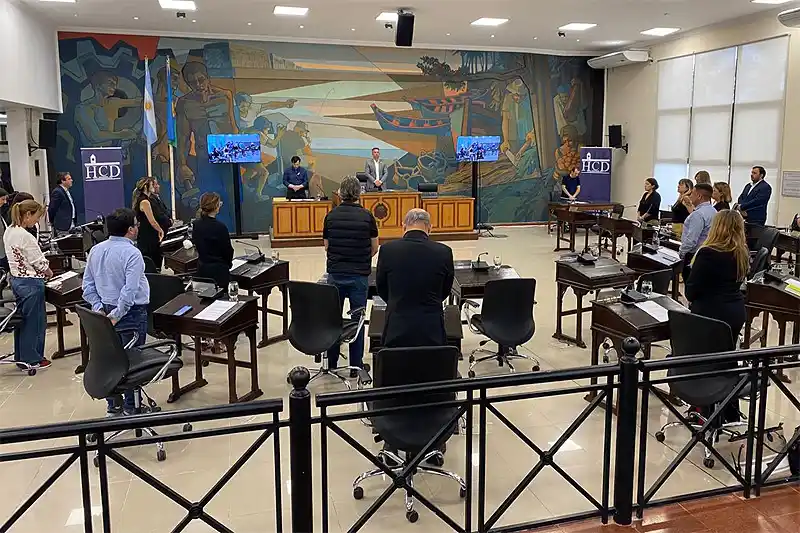 Emotivo homenaje en Tigre al concejal Mariano Pelayo: minuto de silencio y una ofrenda en su banca