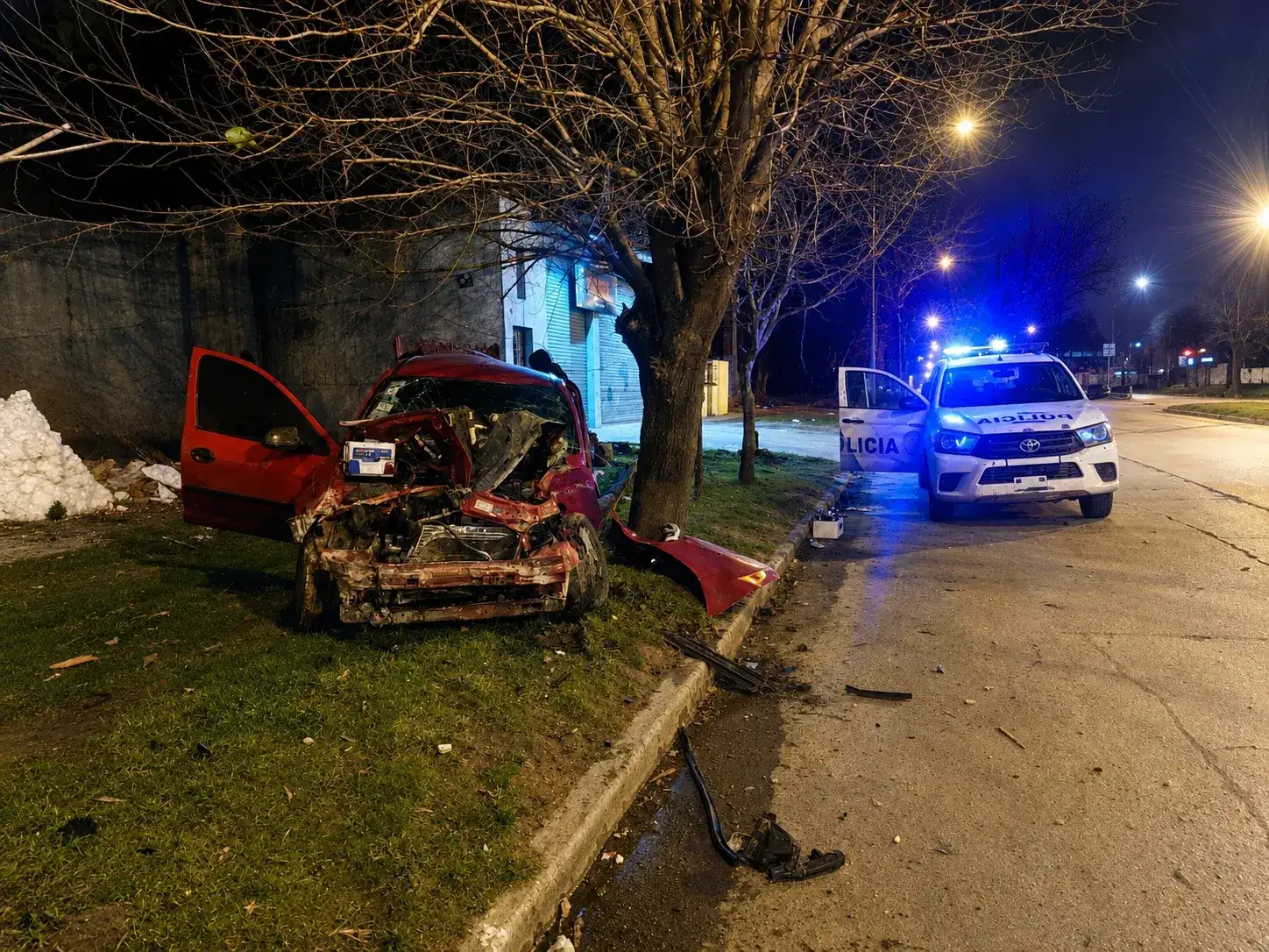 También trabajaron en el lugar personal de Defensa Civil, EDEA y Policía Científica, mientras que el vehículo fue secuestrado y trasladado al playón municipal.