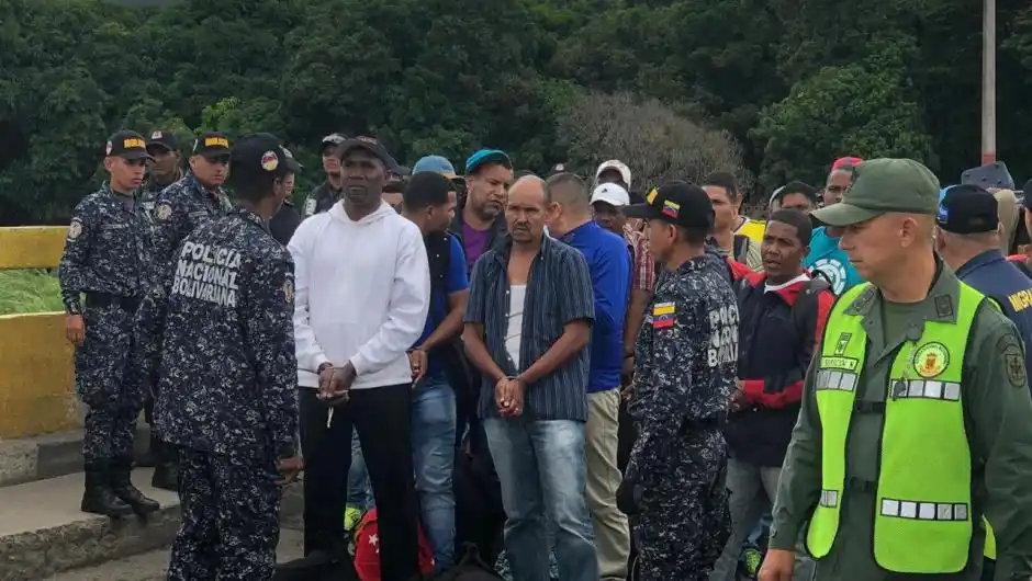 Colombia recibe a 59 prisioneros liberados por Venezuela