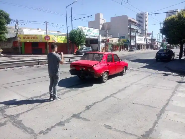 Le chocan el auto y se “le vuelan" 10 mil pesos que llevaba en la mano
